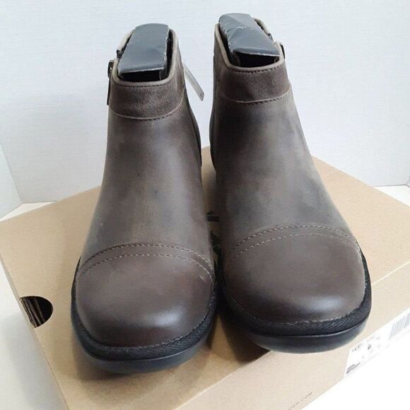 UGG Women's 6M Winter Ankle Boot - Picture 1 of 11